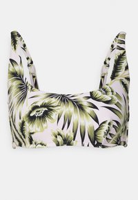 Top de biquíni com estampado floral em rosa, com padrões tropicais em verde escuro e preto. Apresenta alças largas e uma textura de tecido suave.
