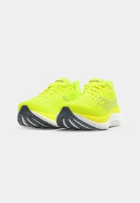Helle neon-gelbe Laufschuhe mit strukturiertem Mesh-Obermaterial, Schnürsystem und einer kontrastierenden grauen Gummisohle. Mit Saucony-Logo.