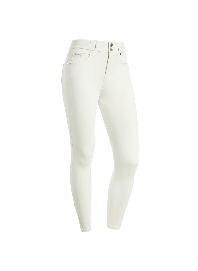 Jeans aderenti, colore bianco, realizzati in materiale elastico. Presentano tasche frontali, elementi in metallo e dettagli di cucitura discreti sui fianchi.