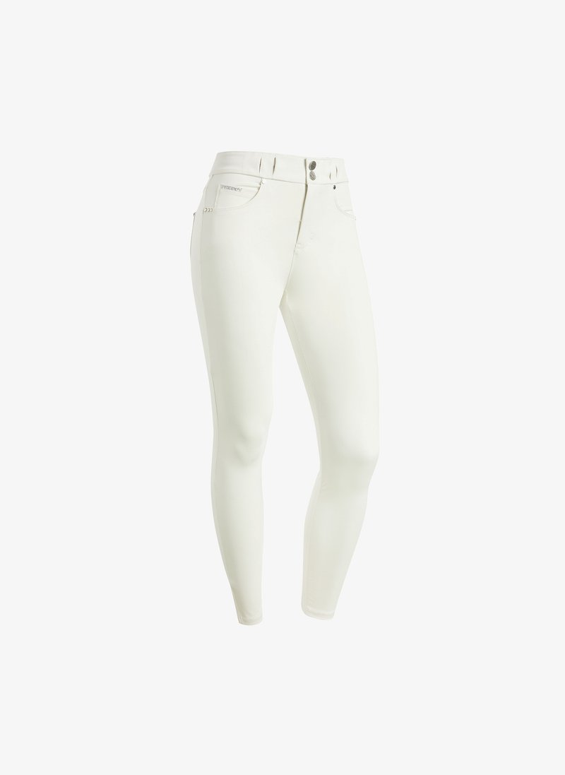 Jeans aderenti, colore bianco, realizzati in materiale elastico. Presentano tasche frontali, elementi in metallo e dettagli di cucitura discreti sui fianchi.