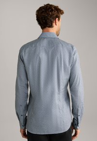Langärmliges Hemd in Hellblau mit geometrischem Muster, ausgestattet mit einem klassischen Kragen und Knopfmanschetten, aus glattem Stoff gefertigt.