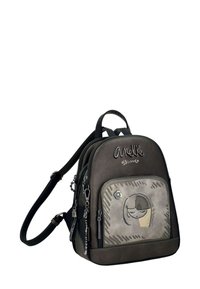 Sac à dos gris foncé avec une poche avant texturée comportant un design de cartoon, des zips superposés et des sangles réglables.