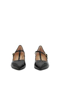 Scarpe Mary Jane in vernice nera con punta affusolata, cinturino alla caviglia e finiture in tono oro. Tessuto liscio con finitura lucida.
