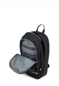 Crni platneni ruksak s više zatvorenih odjeljaka. Obložen sivoj mrežastom i platnenom tkaninom, s podesivim trakama i ručkom na vrhu.