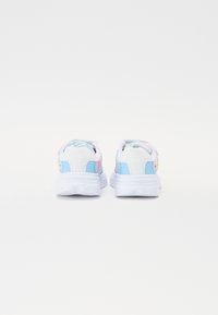 Scarpe atletiche bianche e blu con un tacco testurizzato e scintillante, accenti pastello e una suola ammortizzata, viste dal retro.