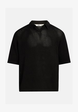 Polo shirt de malha preto de mangas curtas, apresentando um padrão de trama aberta texturada e um colarinho clássico. Design minimalista com bainha reta.
