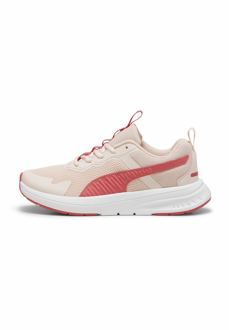 Chaussure de sport beige clair et corail avec une empeigne en mesh, fermeture à lacets, semelle blanche épaisse et détail bande corail sur le côté, vue de profil gauche.