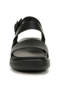 Il sandalo nero presenta una cinturina regolabile in pelle texturizzata, un'ampia area per le dita e una suola spessa e imbottita per il comfort.