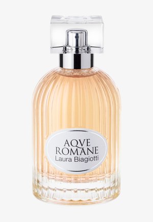 Flacon de parfum en verre transparent avec une texture à nervures verticales, liquide d'ambre clair, étiquette argentée portant la mention "Aqve Romane Laura Biagiotti," bouchon carré.