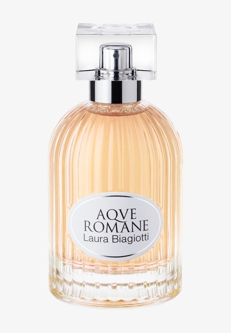 Klarer Glasparfümflakon mit vertikaler gerippter Textur, hellbernfarbige Flüssigkeit, silbernes Etikett mit der Aufschrift "Aqve Romane Laura Biagiotti," quadratischer Deckel.