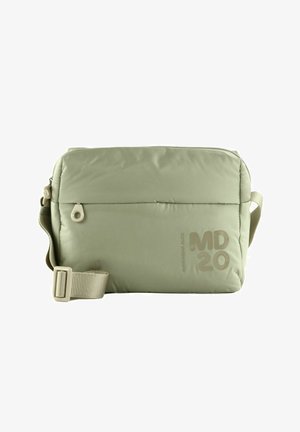 Sac bandoulière matelassé vert olive avec fermeture éclair, sangle réglable et logo embossé "MD 20" sur le devant. Texture lisse.