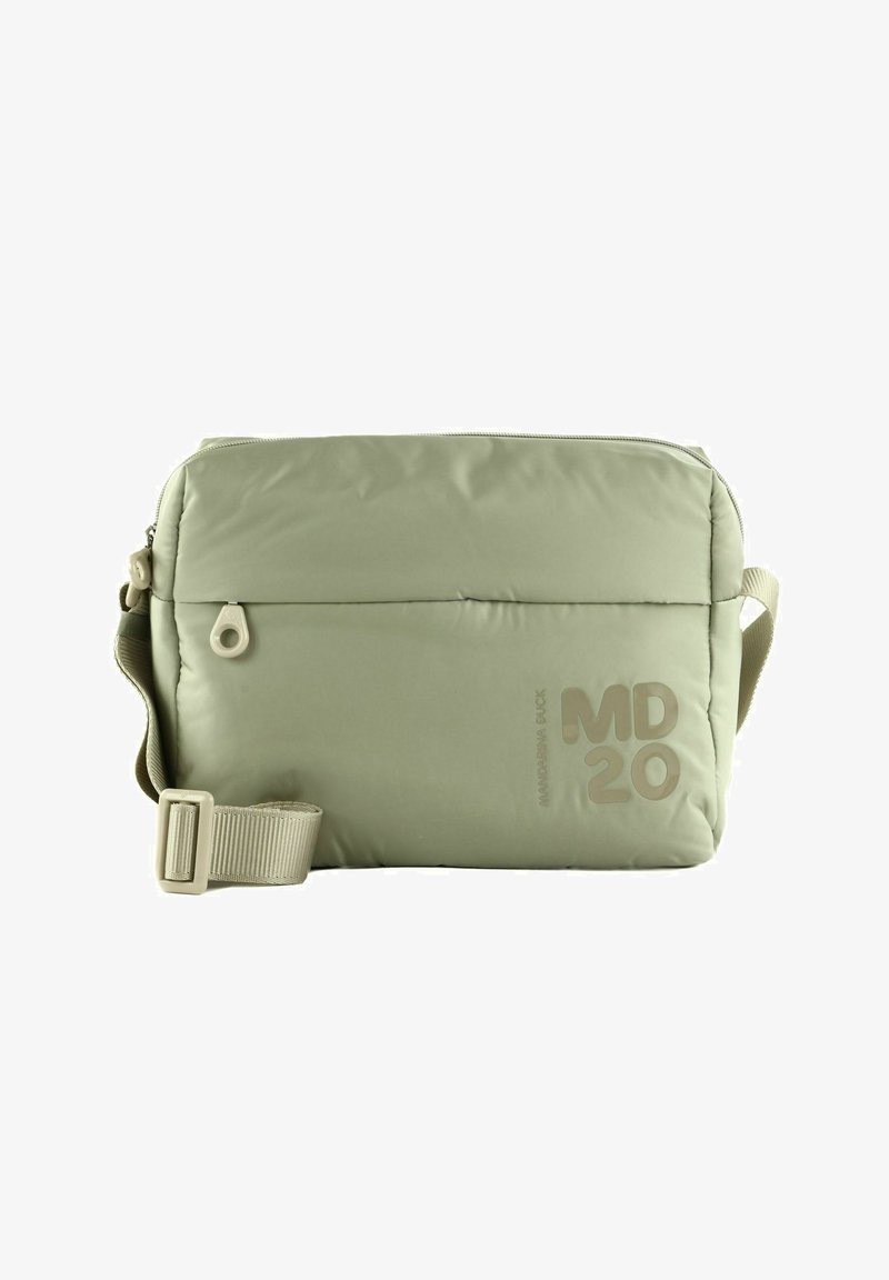 Sac bandoulière matelassé vert olive avec fermeture éclair, sangle réglable et logo embossé "MD 20" sur le devant. Texture lisse.