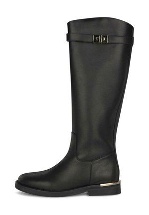 Bota negra de cuero hasta la rodilla con tacón bajo, correa y detalle de hebilla plateada en la parte superior, y un pequeño acento plateado en el talón.