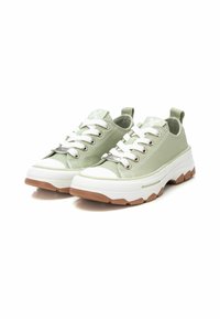 Zapatillas de lona de color verde claro con cordones blancos, puntas de goma y suelas de textura marrón. Incluyen un tirador y ojetes plateados.