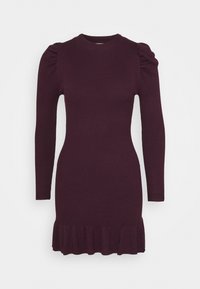 Robe tricotée en bordeaux foncé avec des manches longues, un corsage ajusté et un ourlet à volants. Présente une texture côtelée et des épaules froncées.
