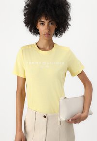 Tommy Hilfiger LOGO - Print T-shirt - citronella