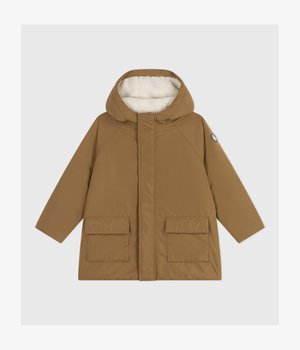 Manteau isolé marron avec capuche, doublure en polaire, deux poches avant et un extérieur lisse avec des détails matériels minimalistes.