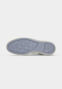 Λαστιχένια σόλα παπουτσιού Converse All Star που δείχνει το πέλμα με σχέδιο αστεριού και υφή λαβής σε ανοιχτό γκρι χρώμα.