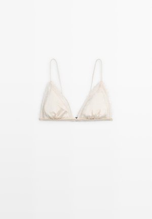Soutien-gorge triangle en satin couleur crème avec bordure en dentelle et bretelles fines réglables sur fond blanc.
