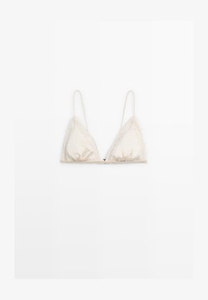 Soutien-gorge triangle en satin couleur crème avec bordure en dentelle et bretelles fines réglables sur fond blanc.