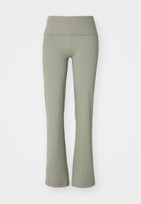 Pantalones acampanados en un suave color verde oliva, hechos de una tela elástica. Presentan una cinturilla ancha y alta, con una textura lisa sin patrones visibles.