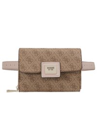 Banane Guess marron à motif avec sangle réglable et rabat avant présentant une petite étiquette de logo beige et une poche zippée sur le côté.