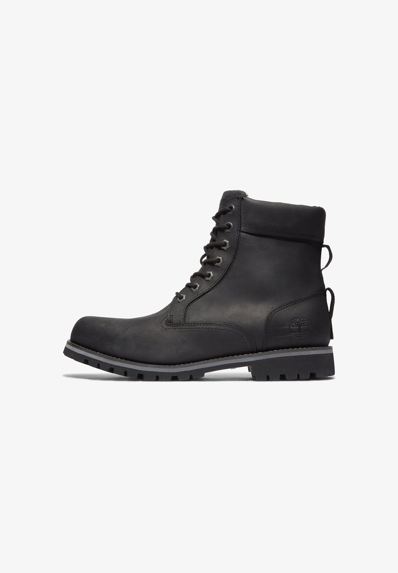 Bottine en cuir noir avec lacets à l'avant, col rembourré, semelle robuste et logo d'arbre embossé sur le talon.