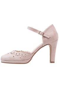 Jasnoróżowy zamszowy but na wysokim obcasie z paskiem wokół kostki, falbaniastymi krawędziami i kwiatowym wzorem na palcach.