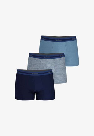 Trois paires de boxers pour hommes : une marine, une bleu clair et une grise. Chacune présente une ceinture contrastante avec le nom de la marque.