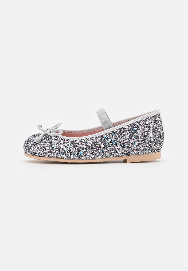 Ballerina in argento lucido con cinturino elastico, punta tonda e fiocco grigio. Presenta una superficie liscia e lucente con suola beige.