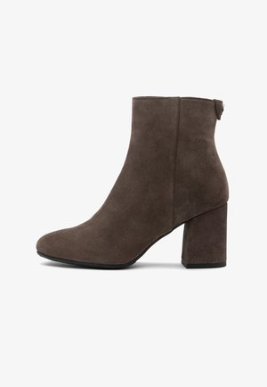 Brun ruskinds ankelstøvle med blokhæl, sideskift og rund tå, vist i profil på hvid baggrund.