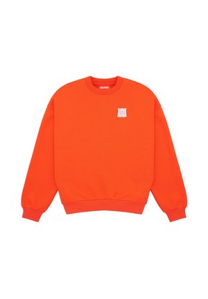 Sudadera de cuello redondo de color naranja brillante con mangas largas y un pequeño logo blanco en el pecho izquierdo que dice "WVS."
