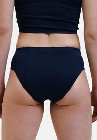 Fondo bikini a vita alta blu navy con texture liscia, cuciture minime e design aderente, che offre una copertura totale sul retro.