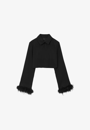 Schwarzes, kurzes Oberteil mit langen Ärmeln, Kragen und strukturiertem Federbesatz an den Ärmelsäumen. Glattes Material mit eleganter Silhouette.