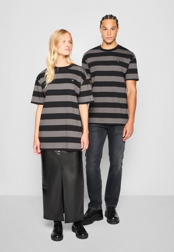 EXCLUSIVE STRIPED OVERSIZED TEE UNISEX - Print T-shirt3