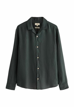 Ciemnozielona lniana koszula z długim rękawem, kołnierzem i sześcioma beżowymi guzikami z przodu, prezentowana na białym tle.