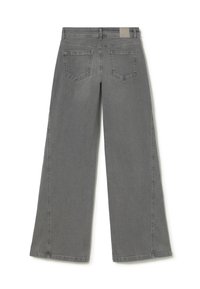 Jeans de mezclilla gris de pierna ancha con una cintura alta, dos bolsillos traseros de parche y un acabado limpio. La tela tiene un aspecto suave y texturizado.