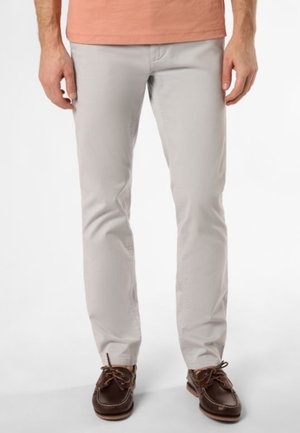 Chinos gris clair avec une coupe slim, en coton lisse, et à devant plat. Associés à des chaussures bateau marron pour le contraste.