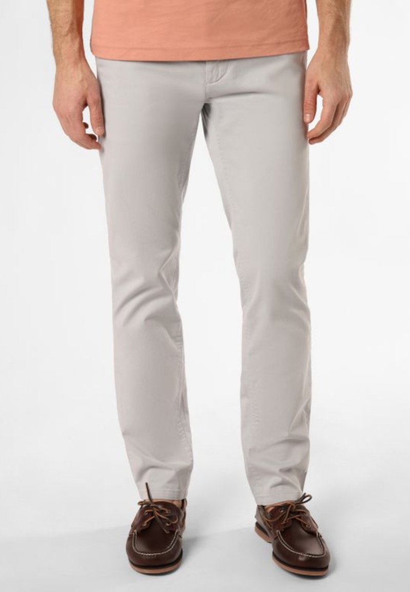 Chinos gris clair avec une coupe slim, en coton lisse, et à devant plat. Associés à des chaussures bateau marron pour le contraste.
