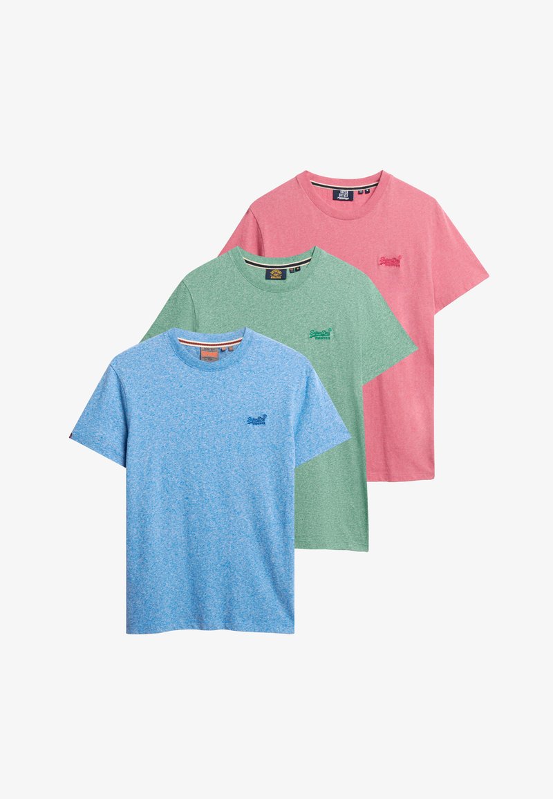Drie ronde hals t-shirts in blauwe, groene en roze mélange stoffen, elk met een klein geborduurd logo op de borst.