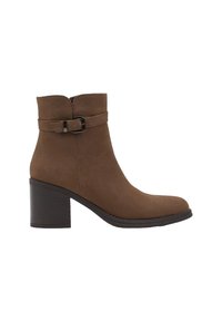 Bottines en daim marron avec un bout arrondi, un talon carré de hauteur moyenne et une sangle décorative à boucle autour de la cheville.