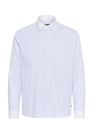 Cămașă lungă cu mânecă lungă, în dungi albastre deschise, cu guler ascuțit alb, închidere cu nasturi în față și manșete albe în contrast. Fabrică din bumbac.