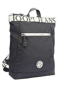 Črn nahrbtnik iz najlona z teksturiranim trakom, ki nosi logotip "JOOP! JEANS", sprednjo žep z zadrgo in okroglo srebrno detajl logotipa na dnu.