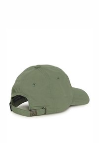 Casquette de baseball vert olive avec une visière incurvée, une sangle ajustable avec ferrure en métal et des œillets de ventilation sur la calotte.