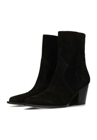 Botines de ante negro con punta afilada y costuras laterales inclinadas. Cuentan con un tacón apilado y una suela de goma lisa para mayor agarre.