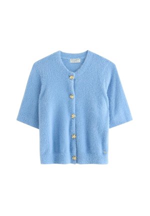 Ljusblå kortärmad kofta av mjukt, strukturerat tyg med sex guldfärgade knappar och rund halsringning.