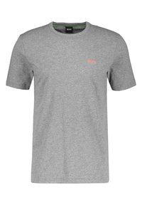 Šedé krátké rukávy tričko s kulatým výstřihem a malým oranžovým logem "BOSS" na levé části hrudi a černou značkovou nálepkou uvnitř límce.
