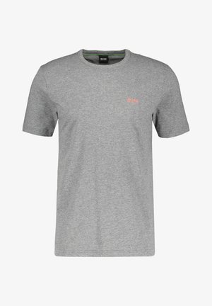 Šedé krátké rukávy tričko s kulatým výstřihem a malým oranžovým logem "BOSS" na levé části hrudi a černou značkovou nálepkou uvnitř límce.