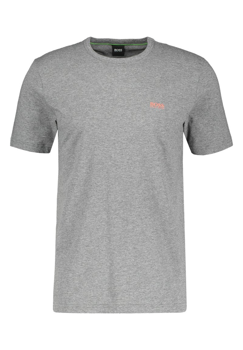 Šedé krátké rukávy tričko s kulatým výstřihem a malým oranžovým logem "BOSS" na levé části hrudi a černou značkovou nálepkou uvnitř límce.