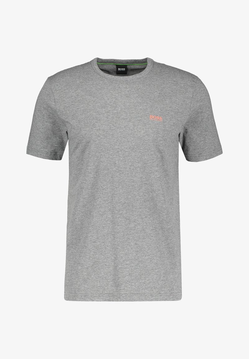 Šedé krátké rukávy tričko s kulatým výstřihem a malým oranžovým logem "BOSS" na levé části hrudi a černou značkovou nálepkou uvnitř límce.